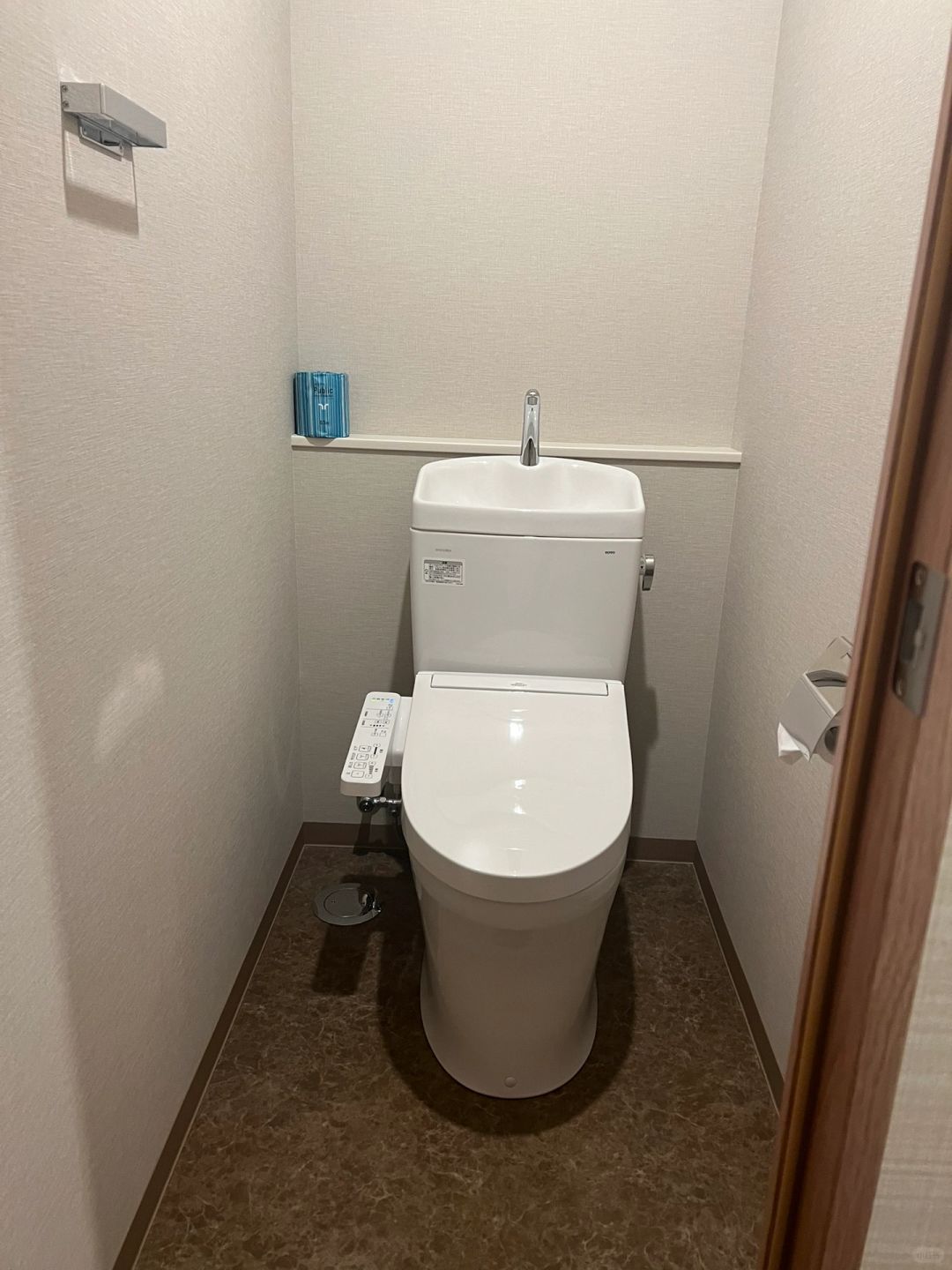 Tokyo-Hotel Shuranza Makuhari Bay in Chiba, Japan, the room is small but well-equipped with private hot springs