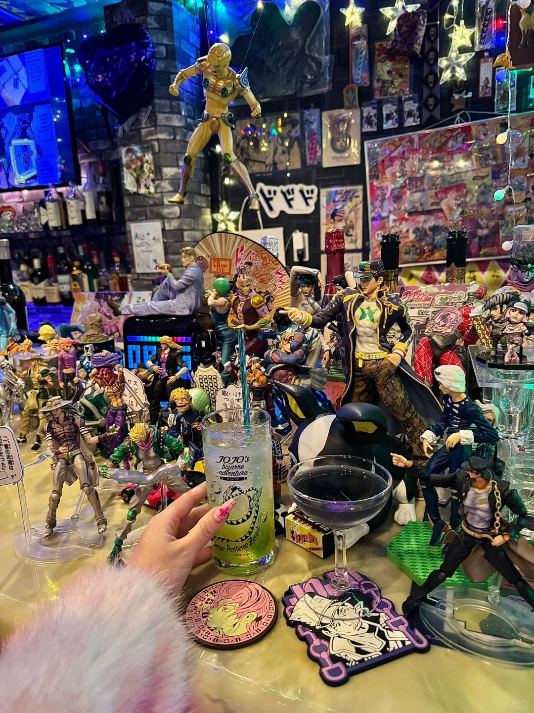 Osaka-jojo bar ジョジョバー金の风 with JoJo themed elements and  corresponding figures wine