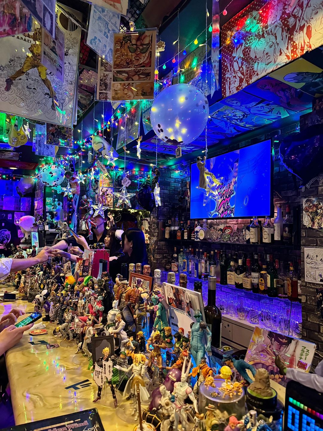Osaka-jojo bar ジョジョバー金の风 with JoJo themed elements and  corresponding figures wine