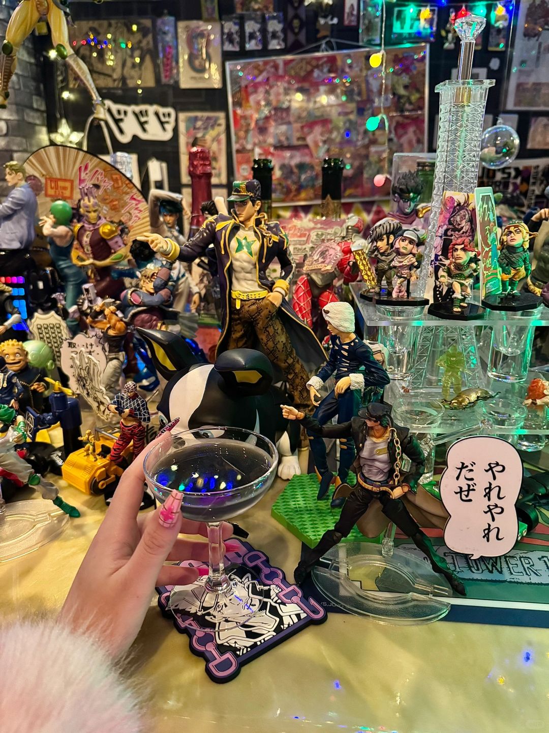 Osaka-jojo bar ジョジョバー金の风 with JoJo themed elements and  corresponding figures wine