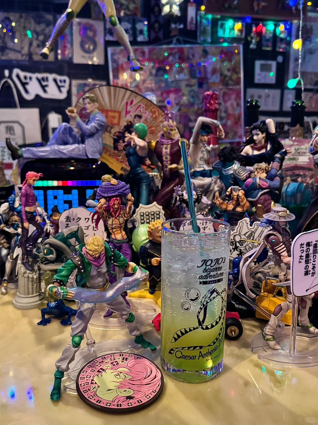 Osaka-jojo bar ジョジョバー金の风 with JoJo themed elements and  corresponding figures wine