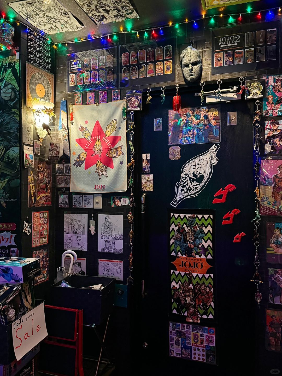 Osaka-jojo bar ジョジョバー金の风 with JoJo themed elements and  corresponding figures wine