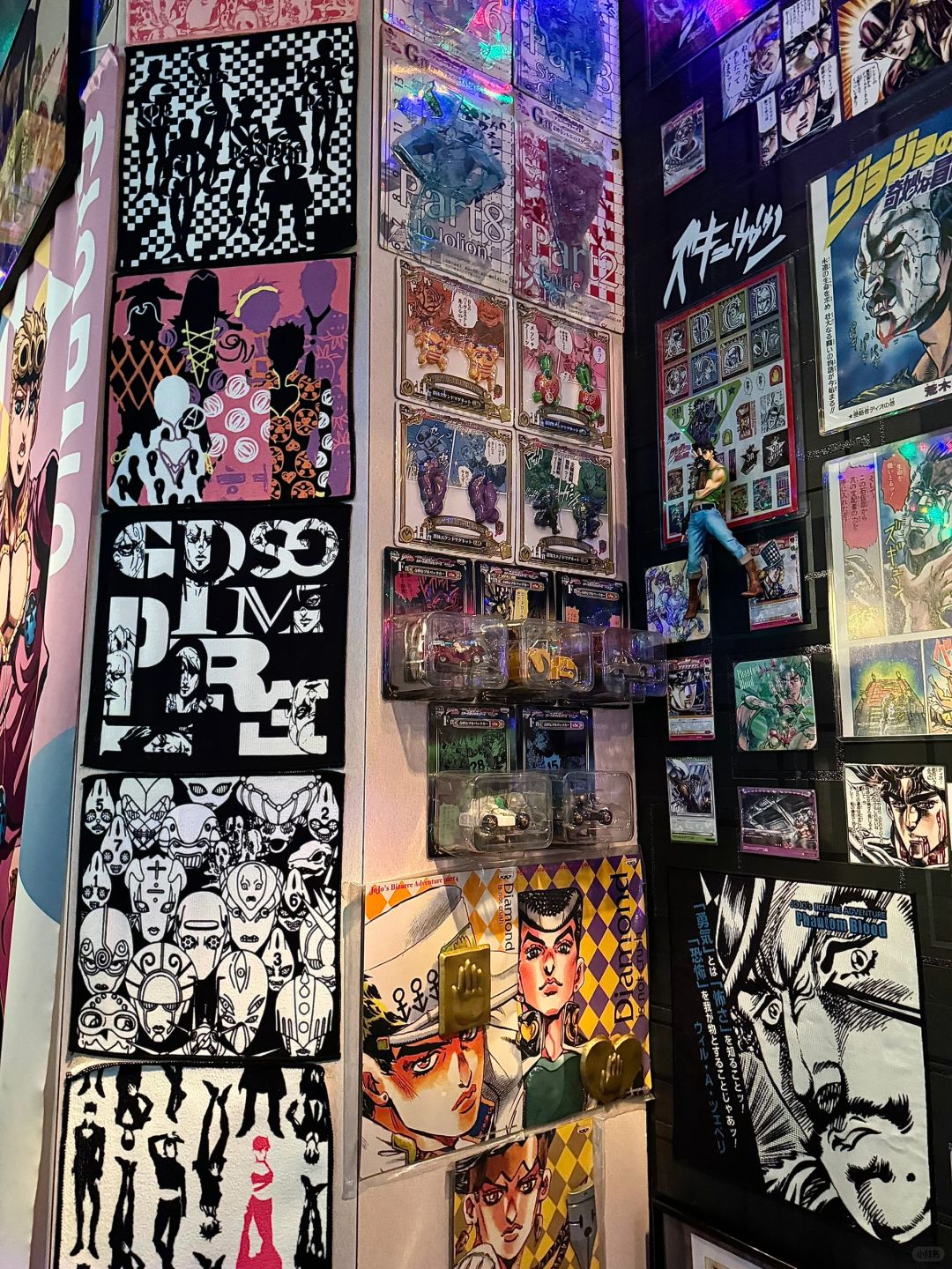 Osaka-jojo bar ジョジョバー金の风 with JoJo themed elements and  corresponding figures wine