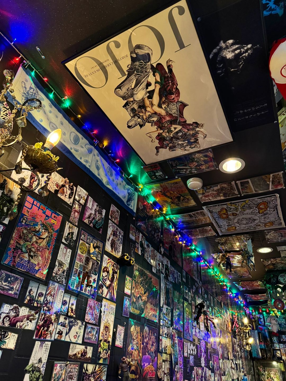 Osaka-jojo bar ジョジョバー金の风 with JoJo themed elements and  corresponding figures wine