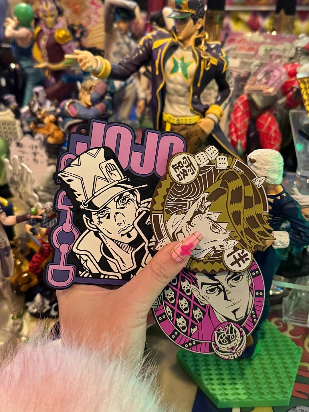 Osaka-jojo bar ジョジョバー金の风 with JoJo themed elements and  corresponding figures wine