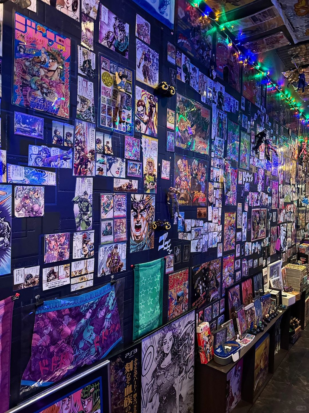 Osaka-jojo bar ジョジョバー金の风 with JoJo themed elements and  corresponding figures wine