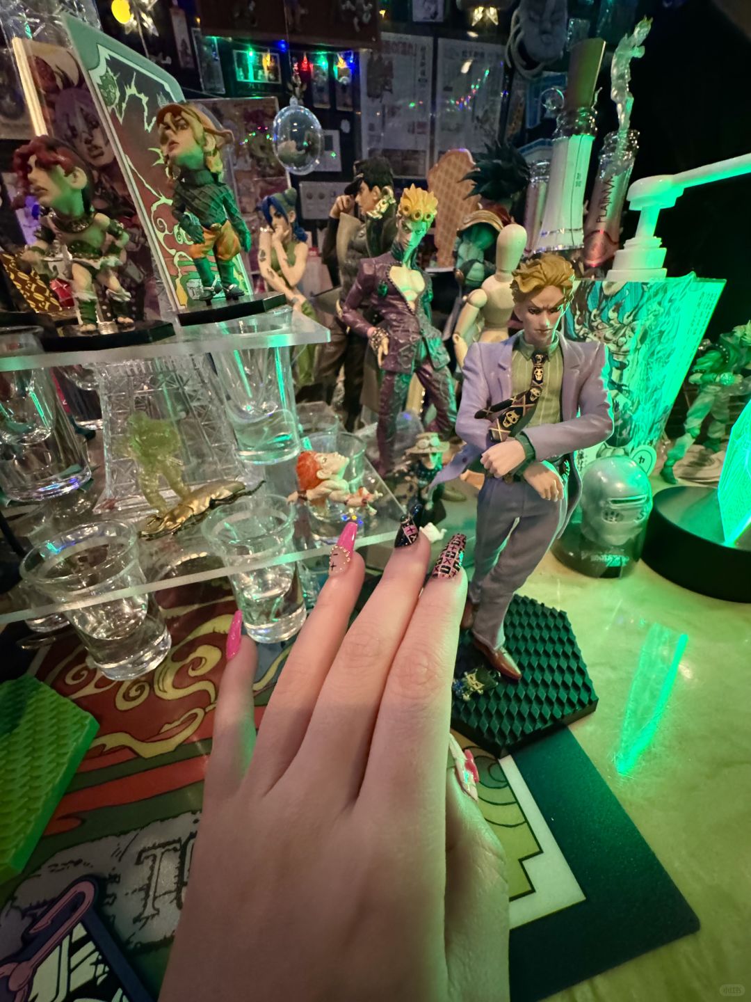 Osaka-jojo bar ジョジョバー金の风 with JoJo themed elements and  corresponding figures wine