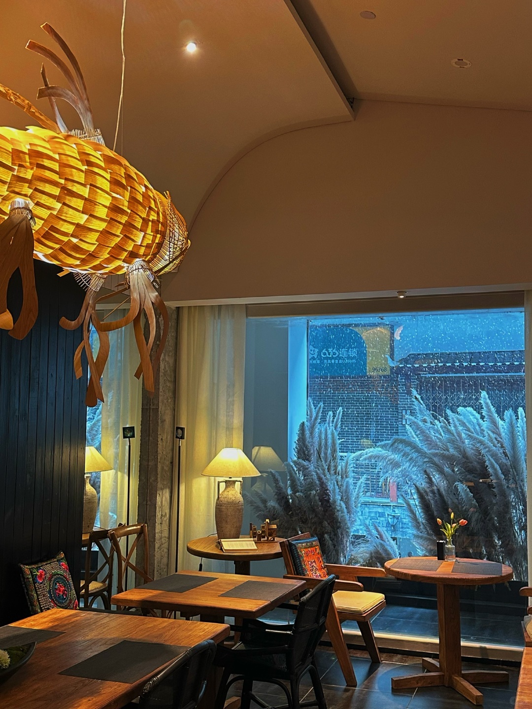 Changsha-The Hunan Phoenix Cultural Square Hotel has a very unique design, and the lighting details in the rooms are well done!
