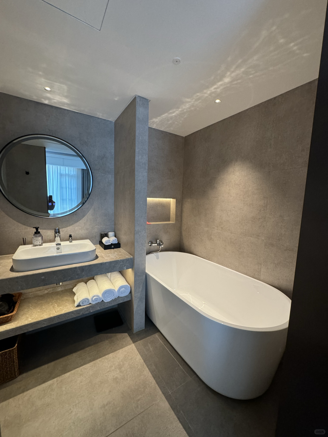 Changsha-The Hunan Phoenix Cultural Square Hotel has a very unique design, and the lighting details in the rooms are well done!