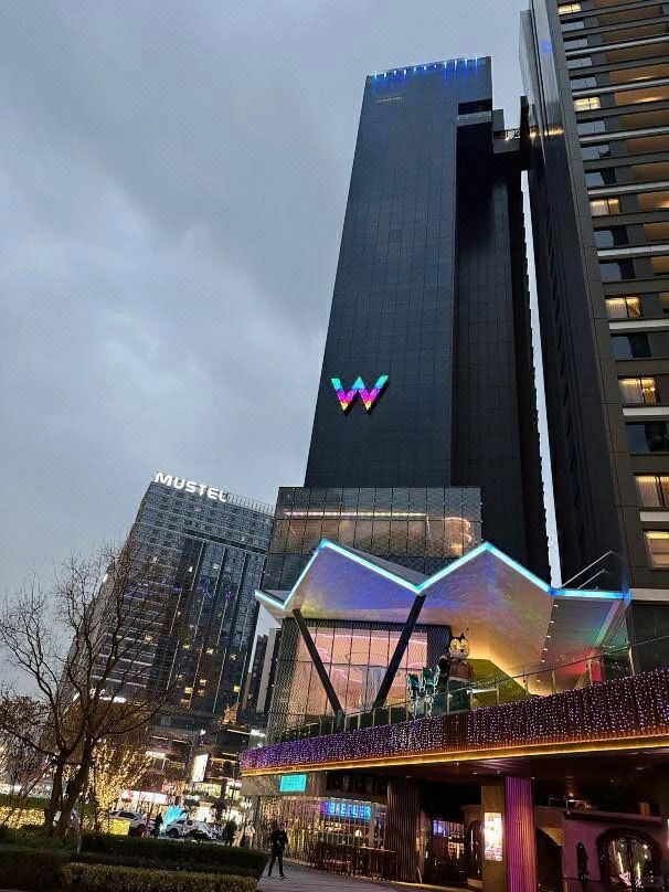 Chengdu/Chongqing-The overall design concept of the lobby of Chengdu W Hotel comes from Jiuzhaigou Valley Scenic and Historic Interest Area, which is amazing!