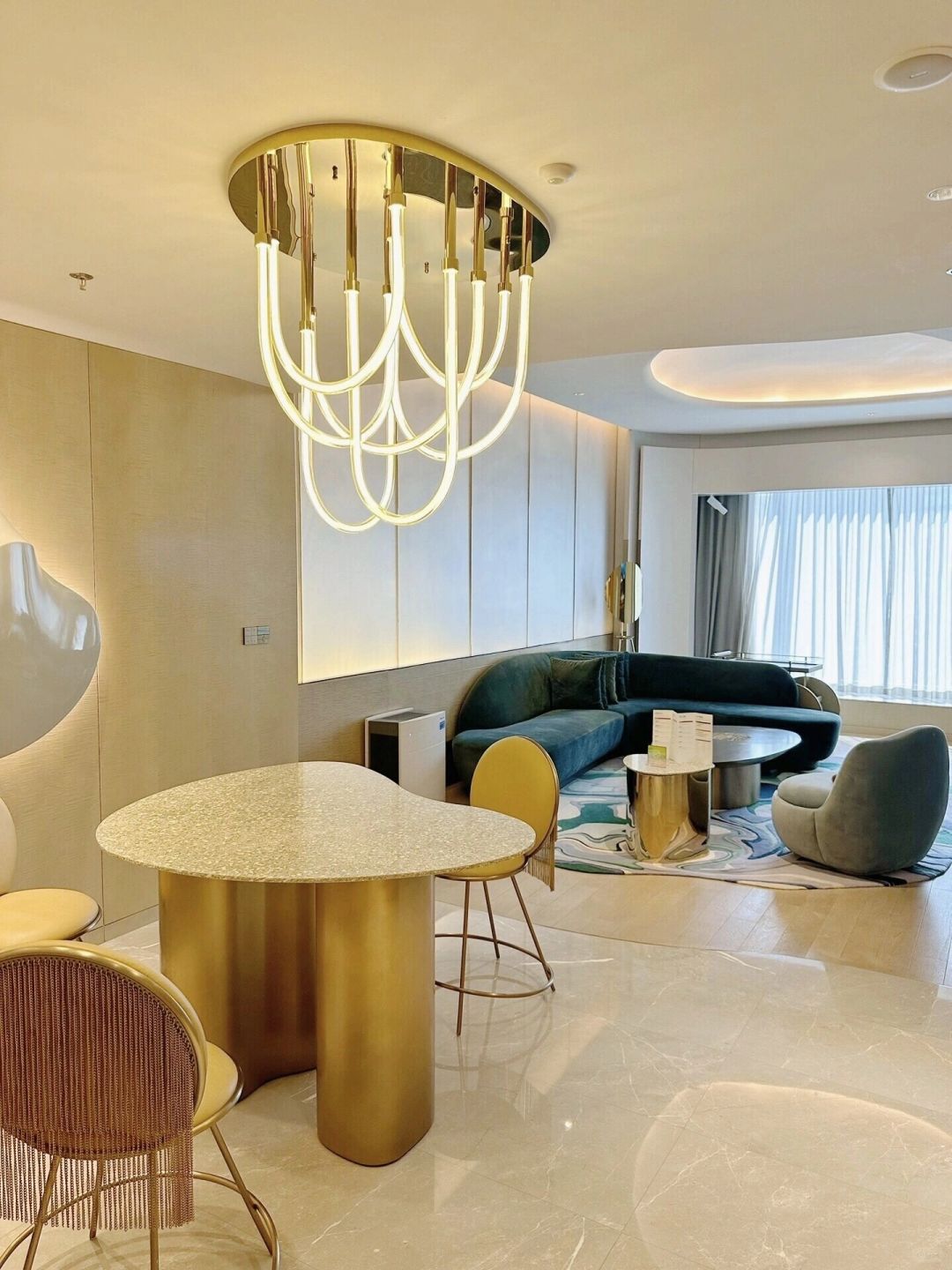 Chengdu/Chongqing-The overall design concept of the lobby of Chengdu W Hotel comes from Jiuzhaigou Valley Scenic and Historic Interest Area, which is amazing!