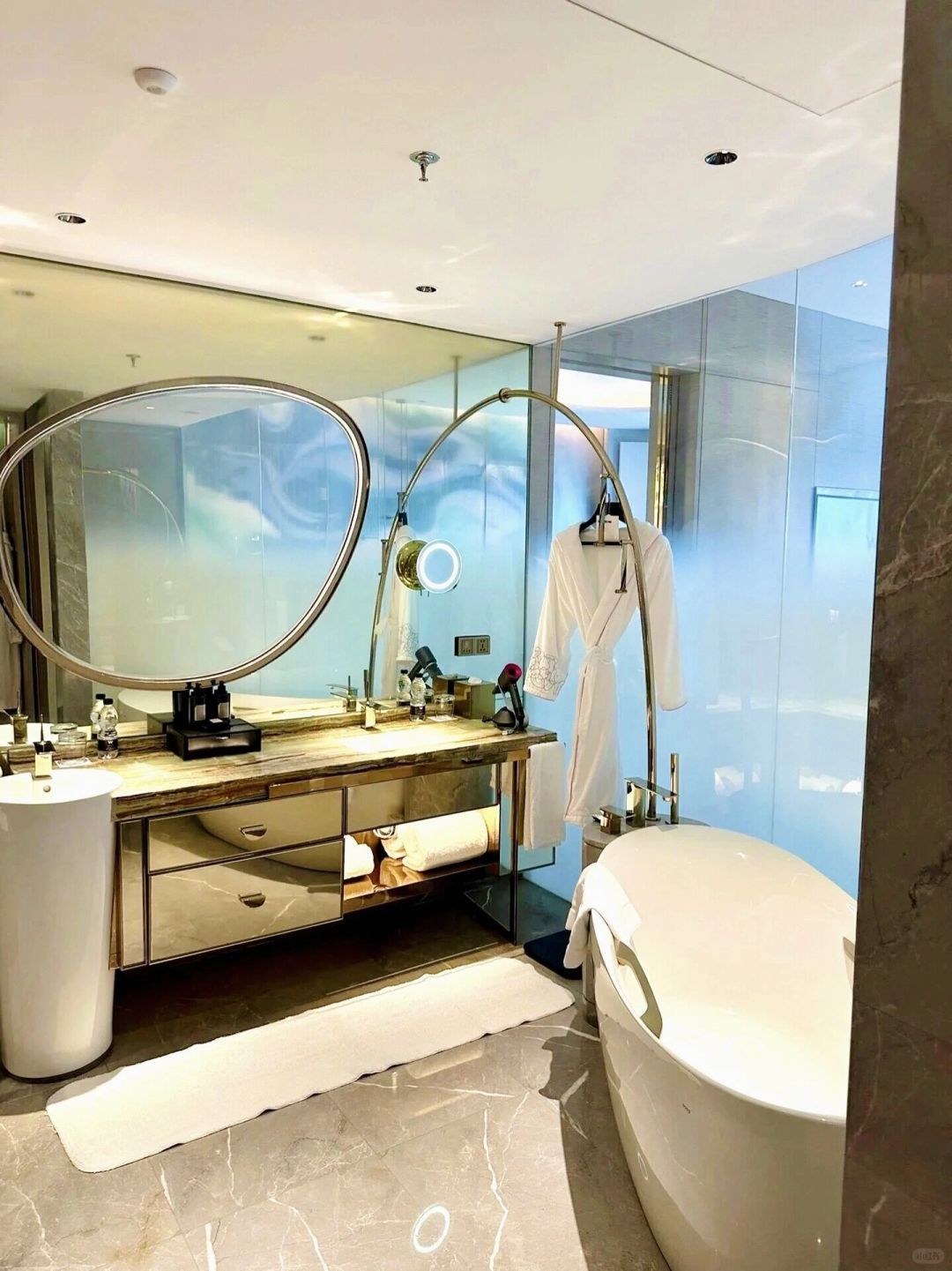 Chengdu/Chongqing-The overall design concept of the lobby of Chengdu W Hotel comes from Jiuzhaigou Valley Scenic and Historic Interest Area, which is amazing!