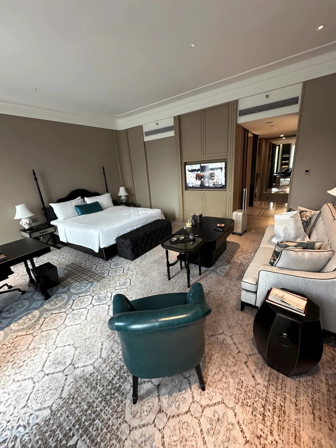 Chengdu/Chongqing-The Chengdu Yaotang Mansion Hotel features playful and complex retro ceramic tile decorations that blend Republican and French styles!