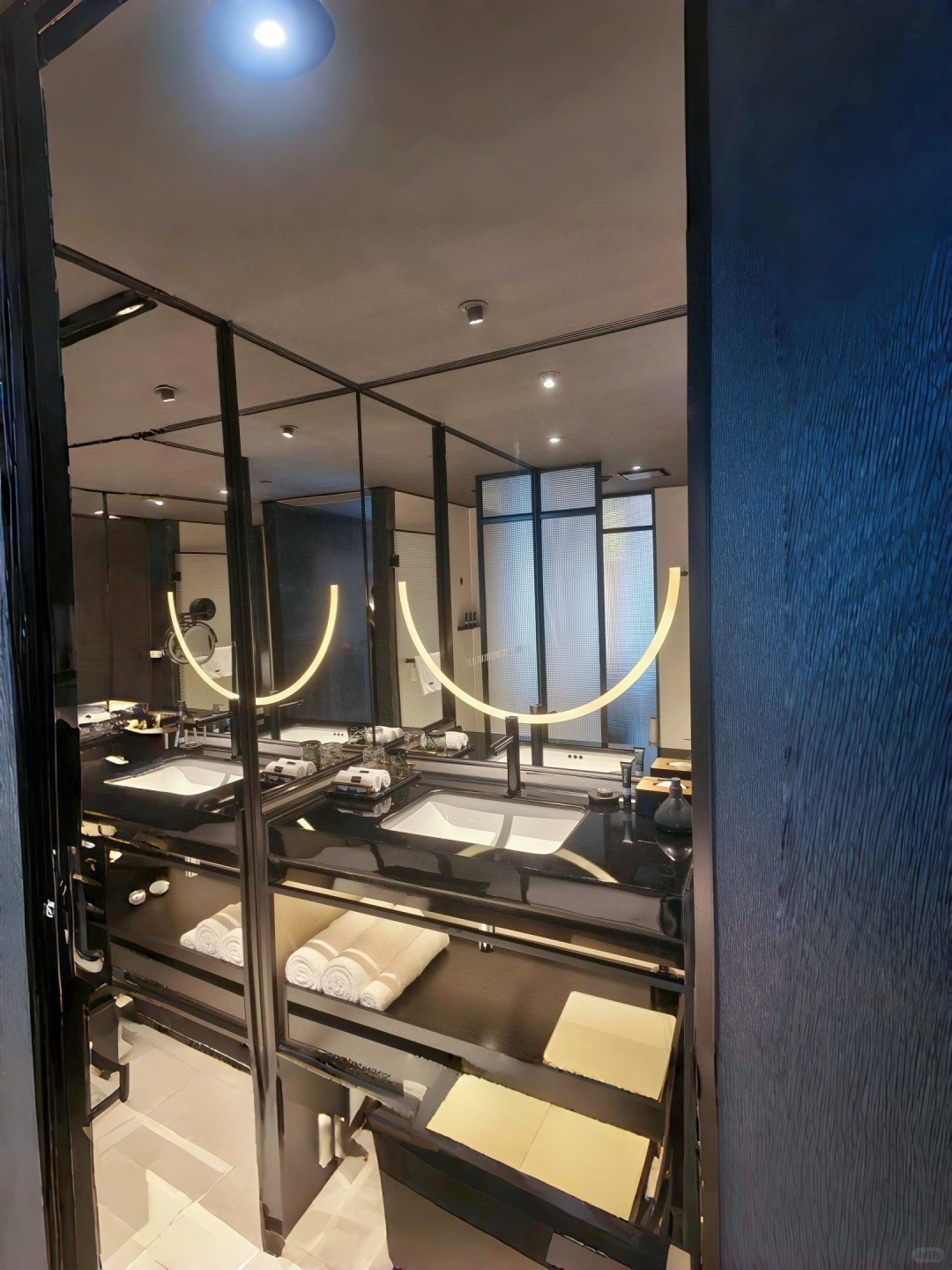 Chengdu/Chongqing-At ISEYA Shiye High Altitude Hotel in Chengdu, you can enjoy a high-altitude night view bubble bath at night!