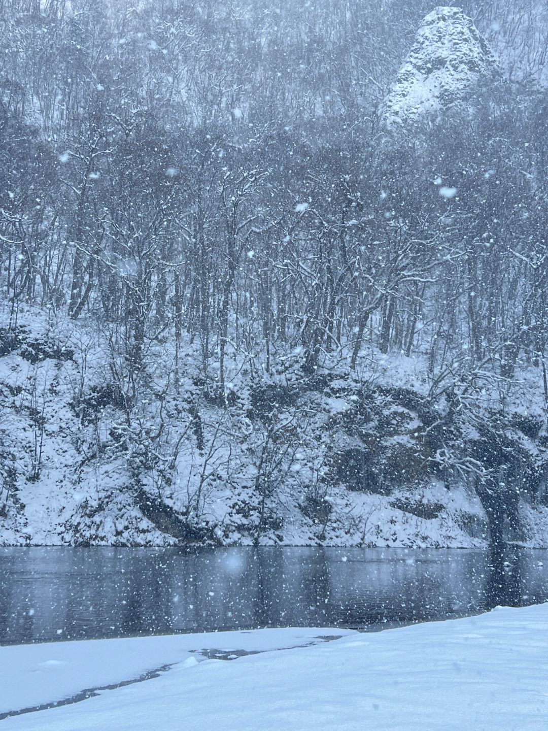 Sapporo/Hokkaido-Jozankei Snow Rafting:beautiful falling snow,talkative and friendly guys, rich hot spring  resources
