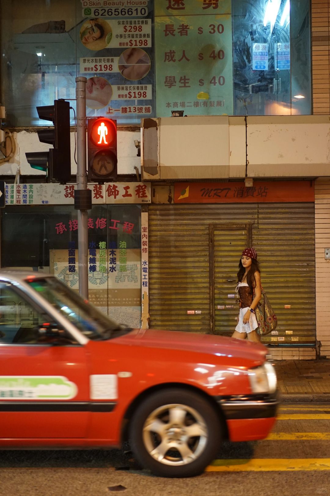 Hong kong-A girl dressed as a pirate walking tour in Sheung Wan, ?‍☠️Hong Kong at Halloween night