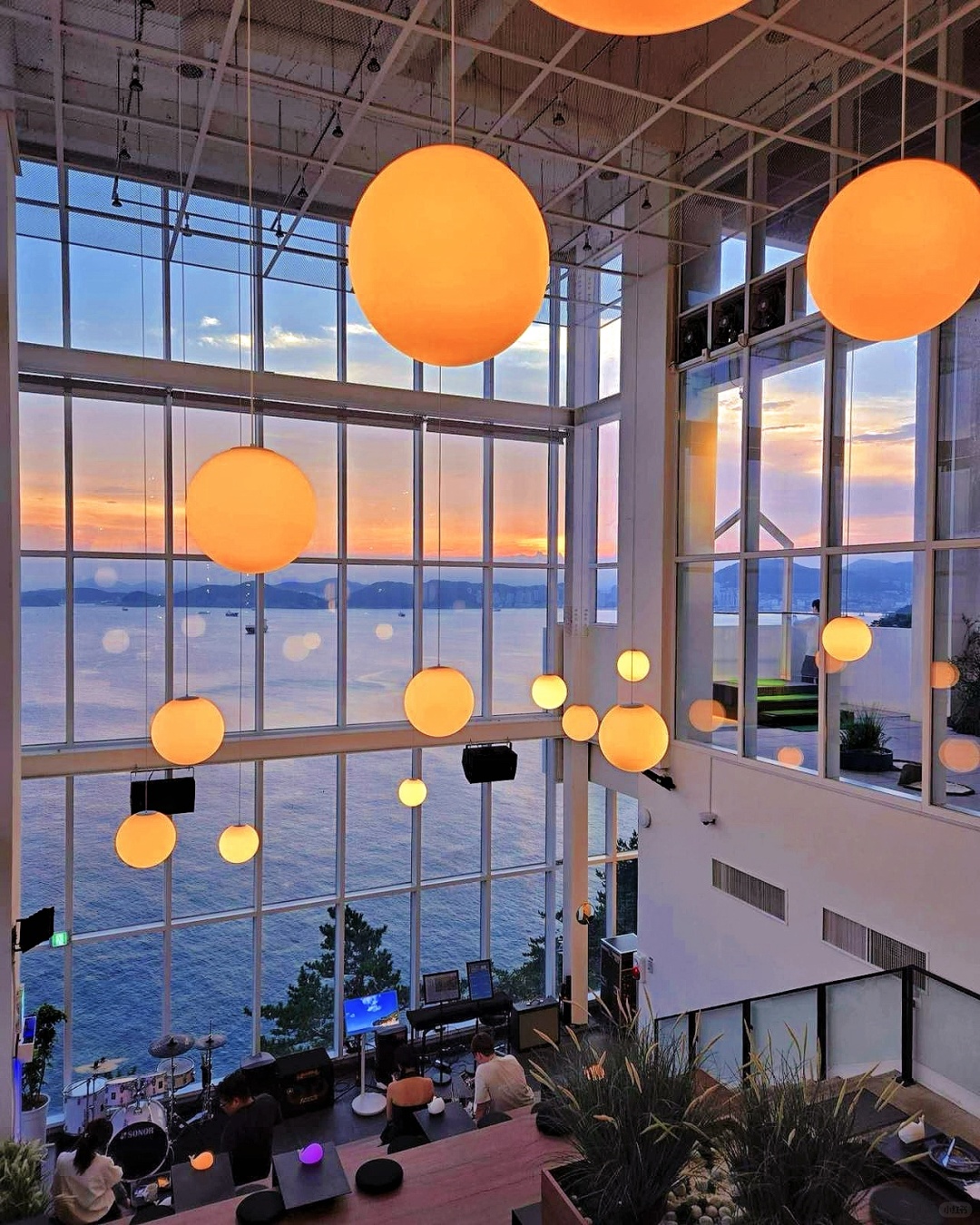 Busan/Jeju-Thrill on the Mug, ?Sunset jazz restaurant in Busan, South Korea, has a stunning view