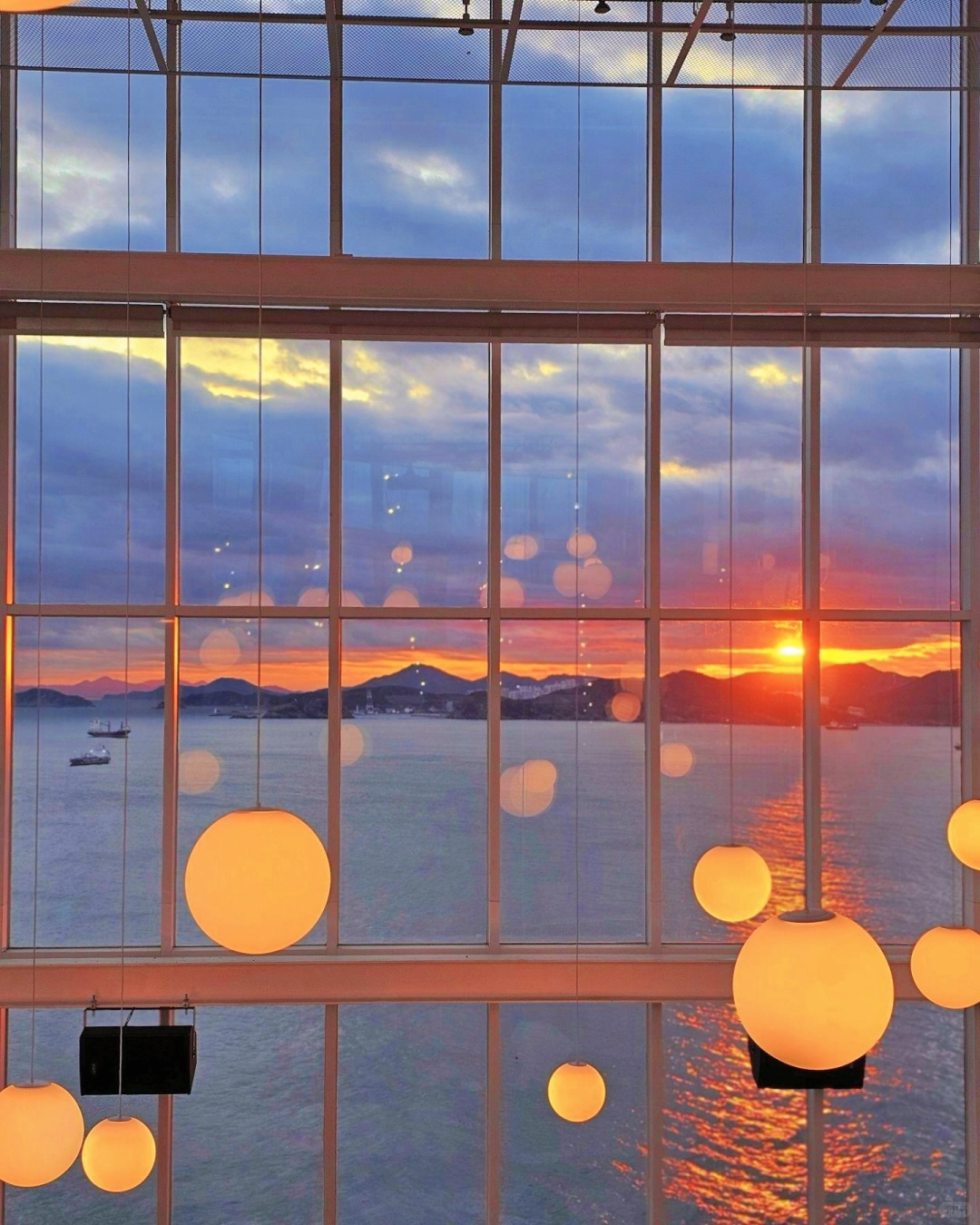 Busan/Jeju-Thrill on the Mug, ?Sunset jazz restaurant in Busan, South Korea, has a stunning view