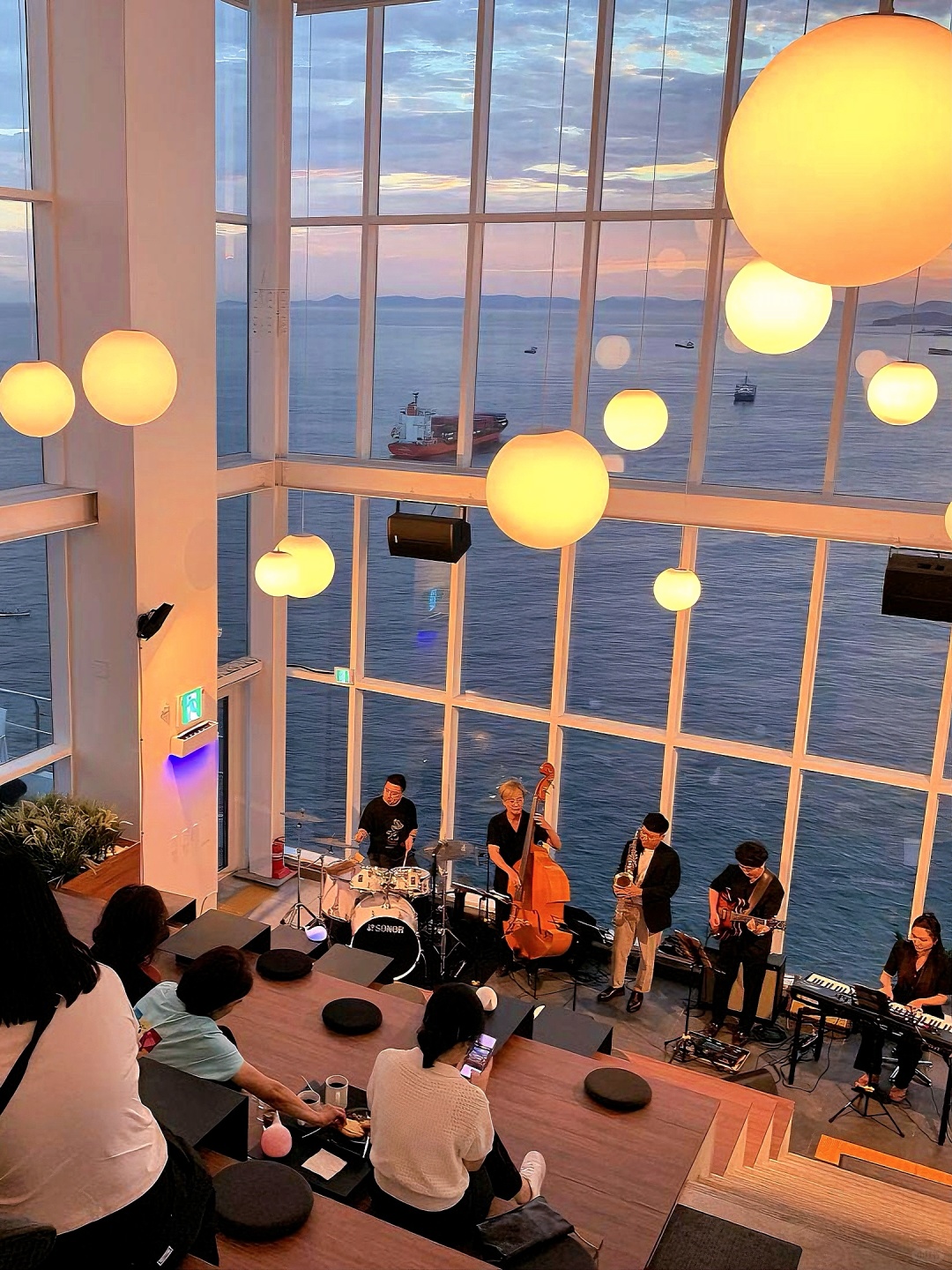 Busan/Jeju-Thrill on the Mug, ?Sunset jazz restaurant in Busan, South Korea, has a stunning view