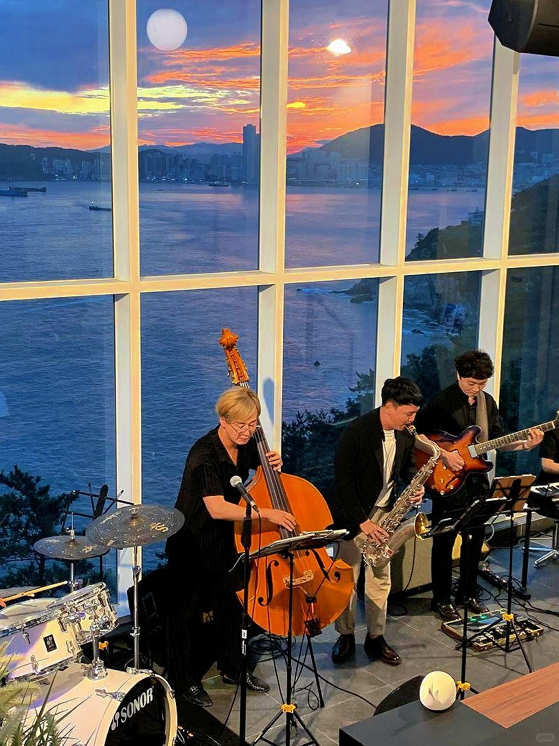 Busan/Jeju-Thrill on the Mug, ?Sunset jazz restaurant in Busan, South Korea, has a stunning view