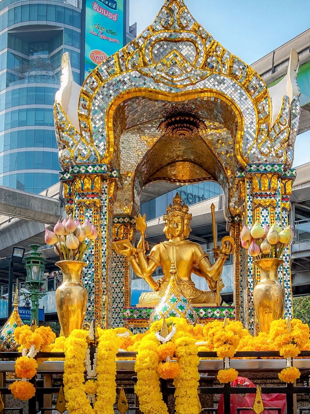 Bangkok-Don't miss this intersection in Bangkok, the four-faced Buddha statue is full of faith
