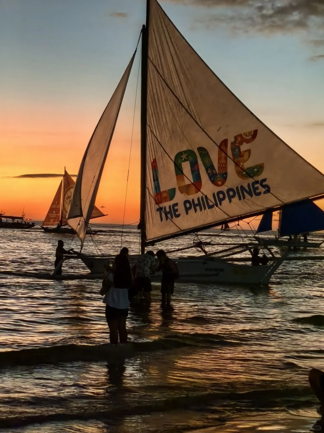 Boracay-The sunset sailing atmosphere Boracay great, embracing the sea and the feeling of freedom