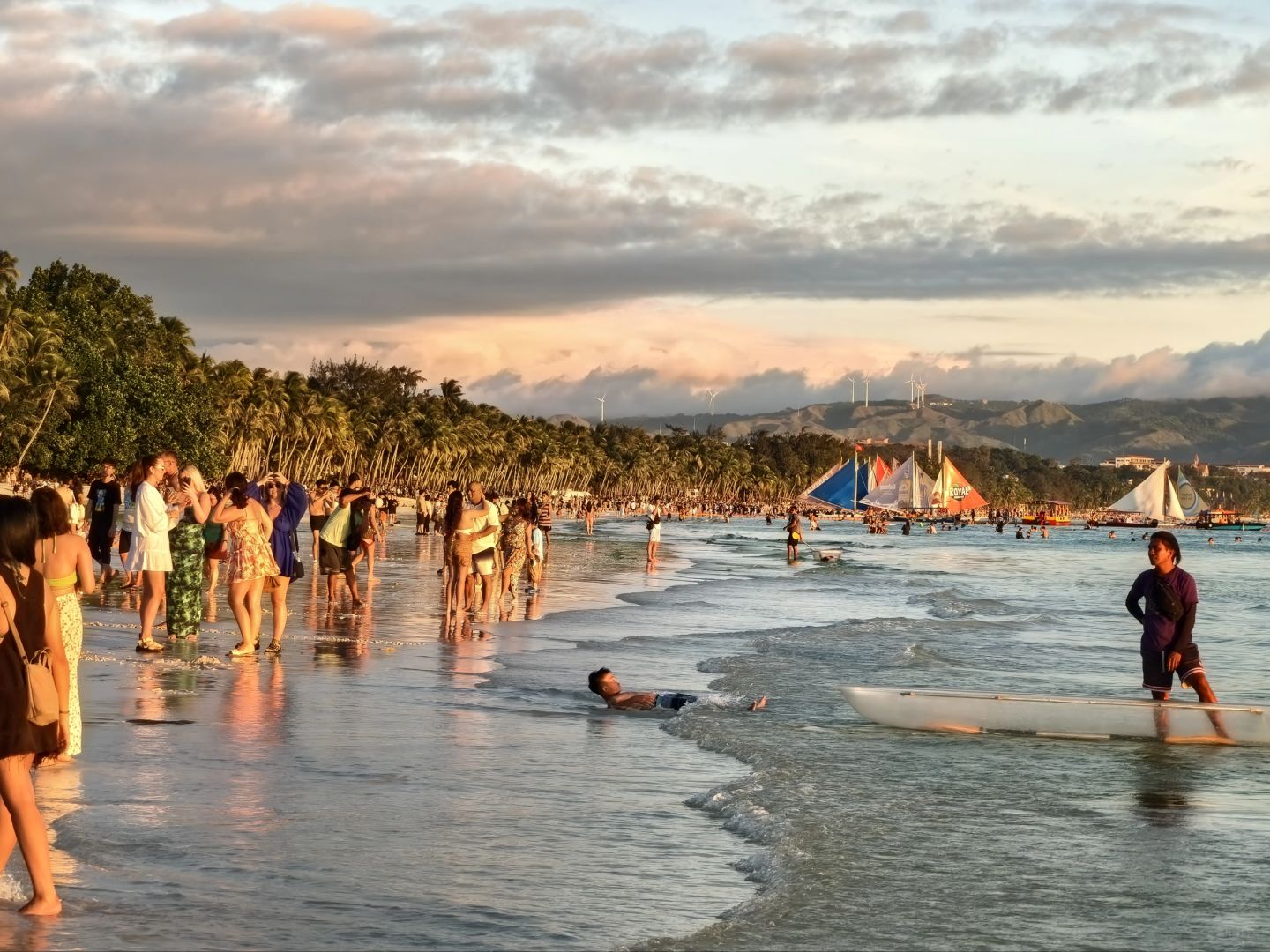 Boracay-The sunset sailing atmosphere Boracay great, embracing the sea and the feeling of freedom
