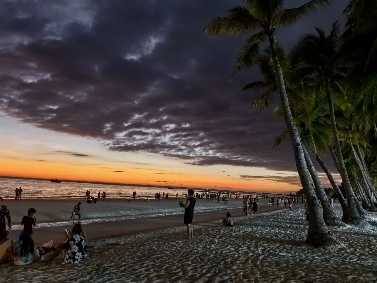 Boracay-The sunset sailing atmosphere Boracay great, embracing the sea and the feeling of freedom
