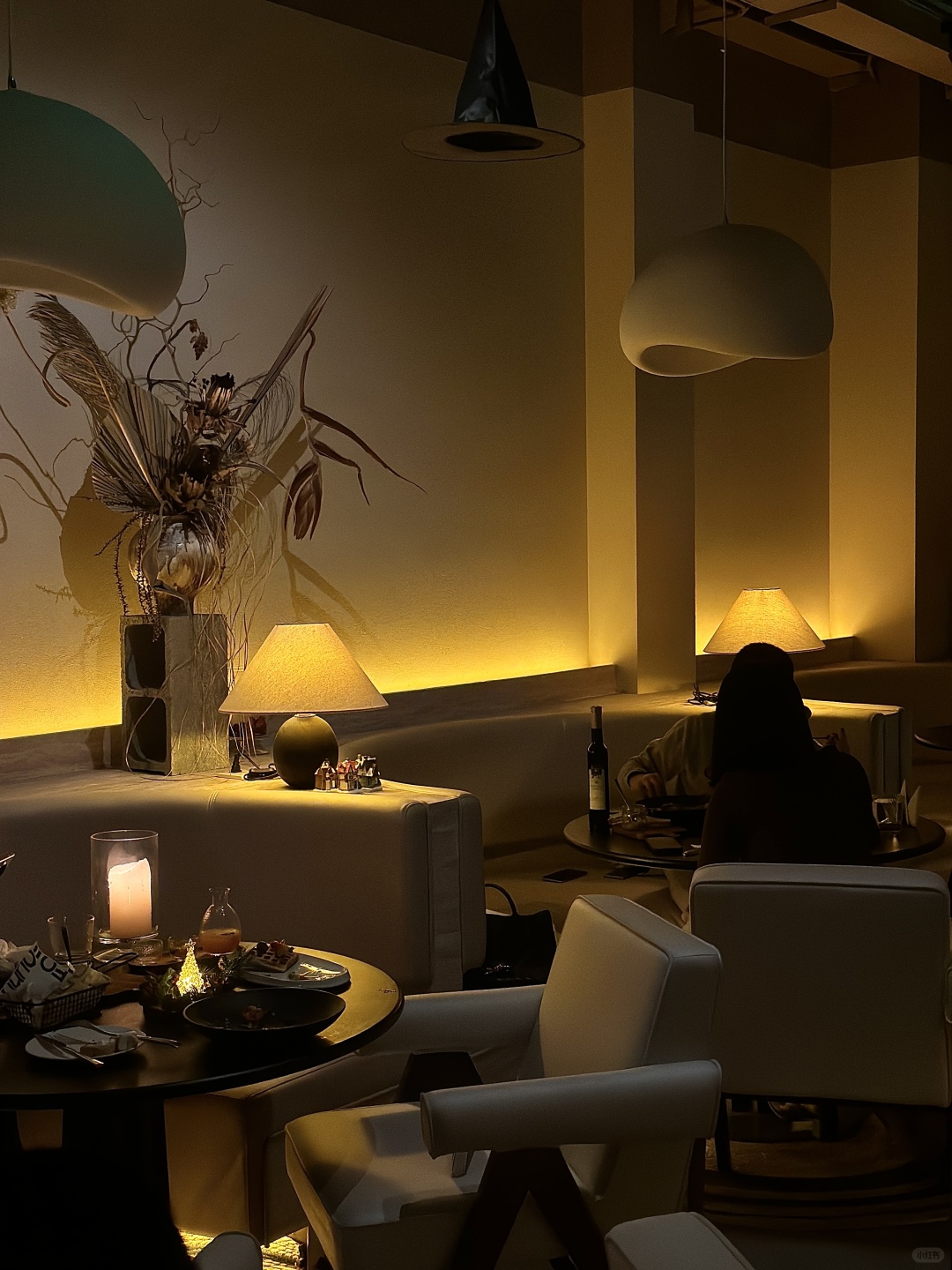 Beijing/Tianjin-Beijing Langyuan Restaurant has warm yellow lights and a really great atmosphere!