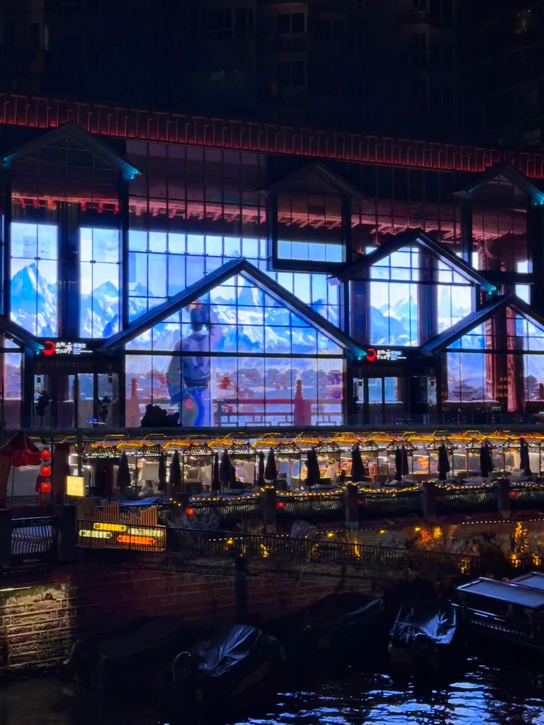 Chengdu/Chongqing-At the East Gate Wharf in Chengdu, there are many interesting pedestrian streets and photography spots along the way!