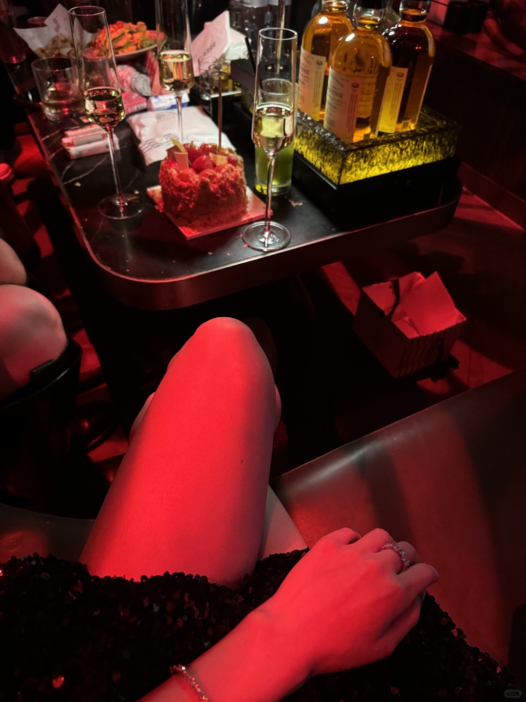 Shanghai/Hangzhou-At the Koze Bar in Shanghai, many of the waiters on site are very eye-catching!