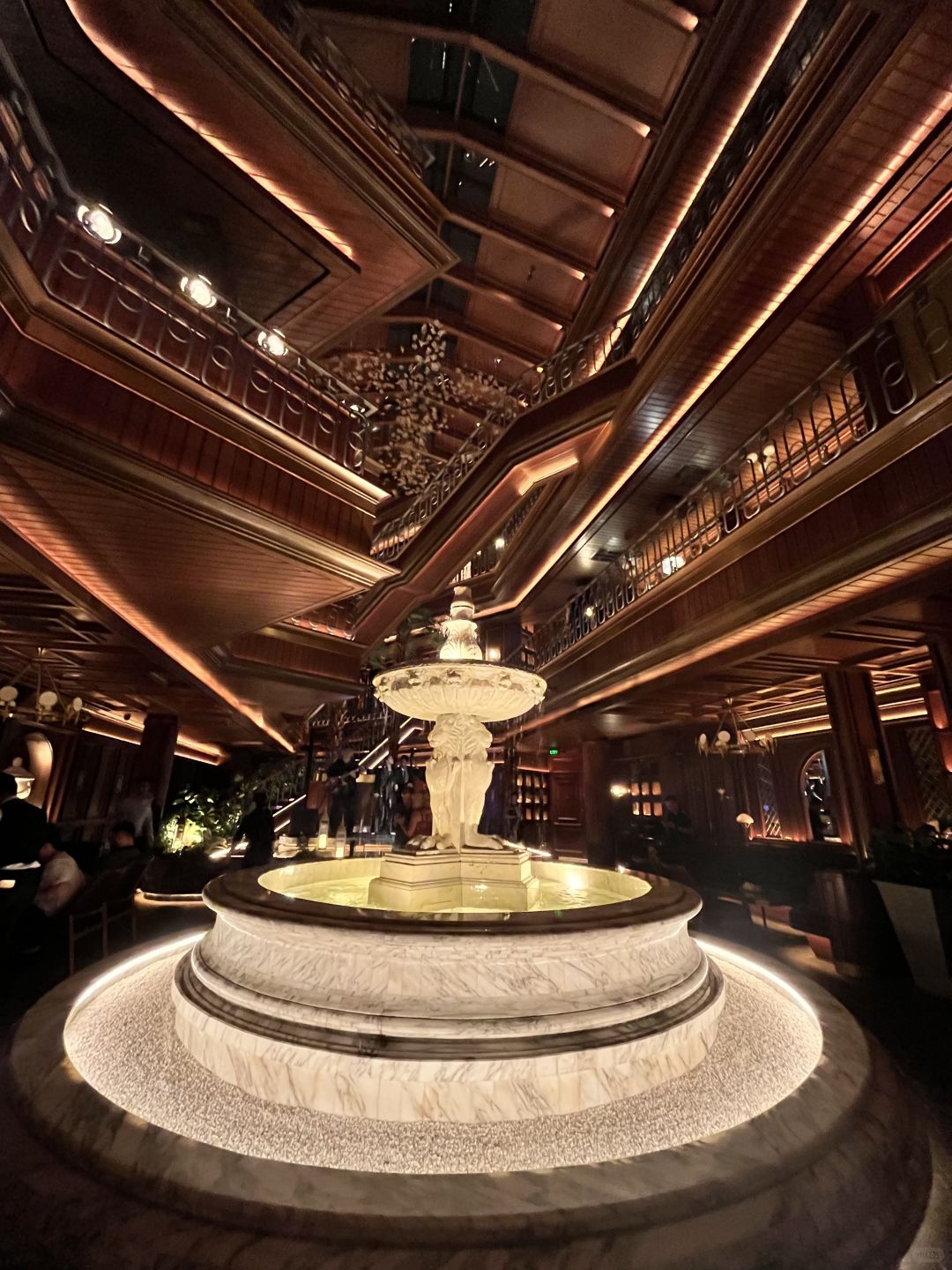 Jakarta-Phenix Club🐱, the largest bar in Jakarta, was completely, thoroughly, and purely shaken