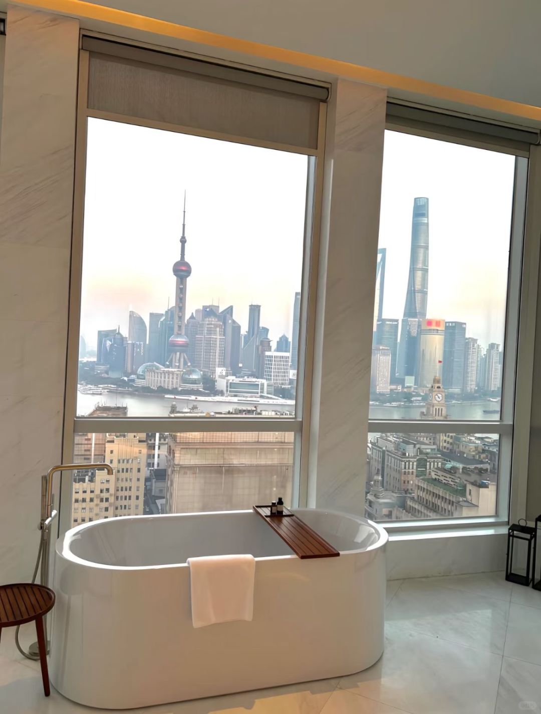 Shanghai/Hangzhou-Shanghai Edison Hotel, when watching the sunset from the room, the skyline is really beautiful!!