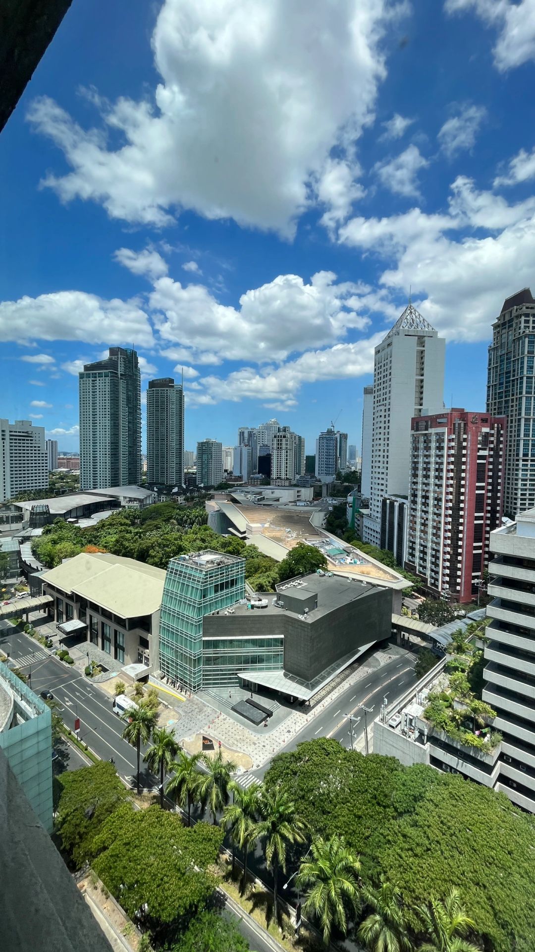 Manila/Luzon-Good places for staycation in Manila. Shangri-La Hotel, Peninsula Hotel and Conrad, etc.