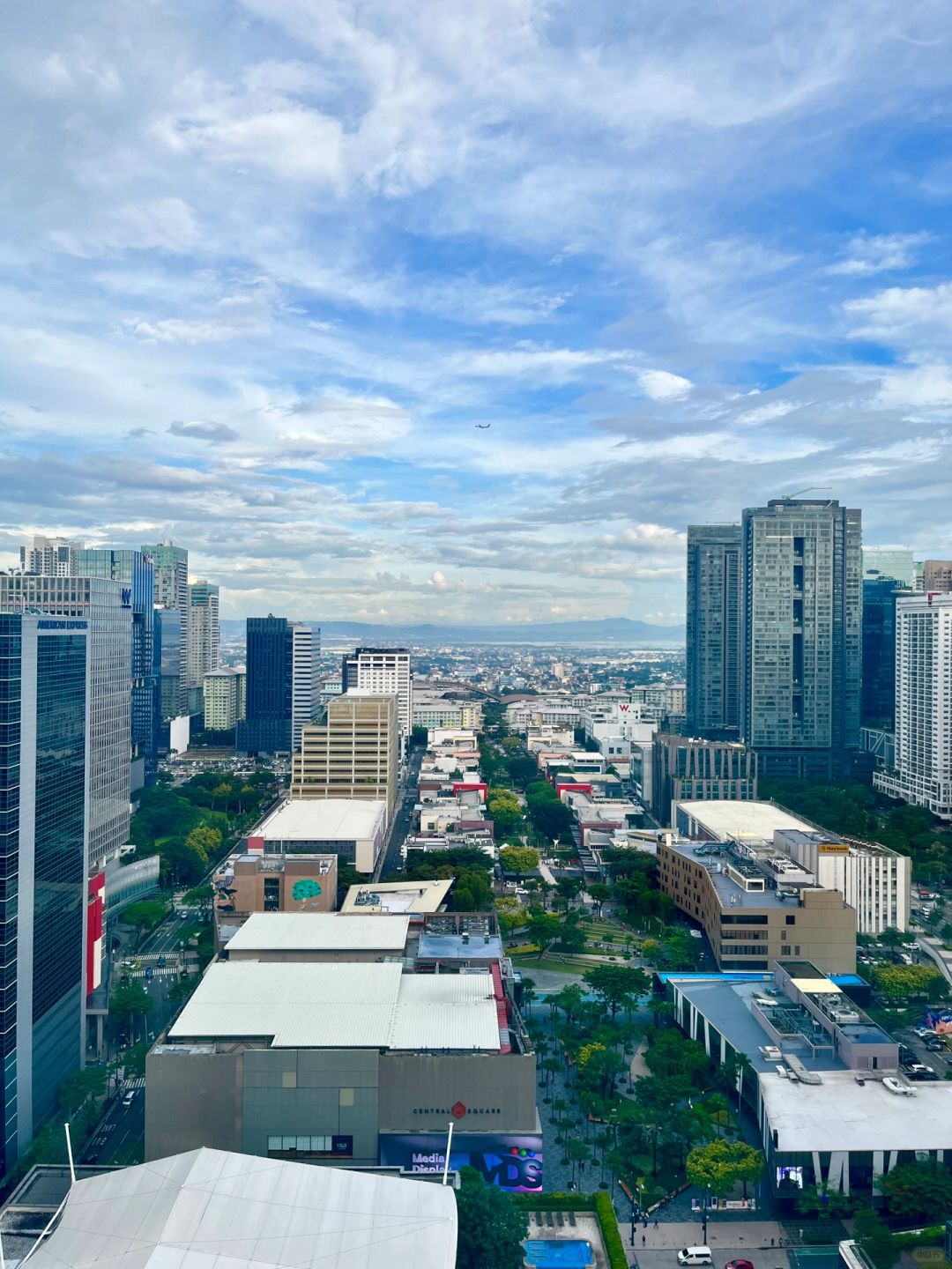Manila/Luzon-Good places for staycation in Manila. Shangri-La Hotel, Peninsula Hotel and Conrad, etc.