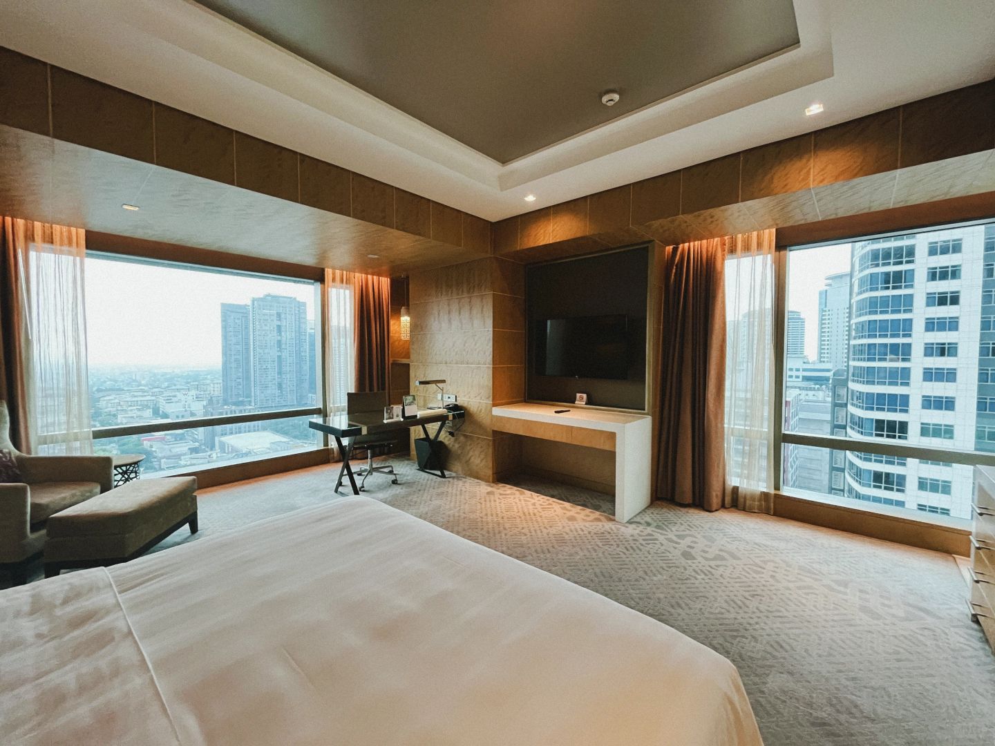 Manila/Luzon-Good places for staycation in Manila. Shangri-La Hotel, Peninsula Hotel and Conrad, etc.