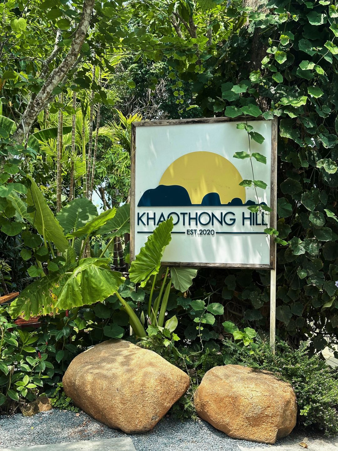 Krabi-Khao Thonghill Krabi mountaintop restaurant, very beautiful green plants and lake views