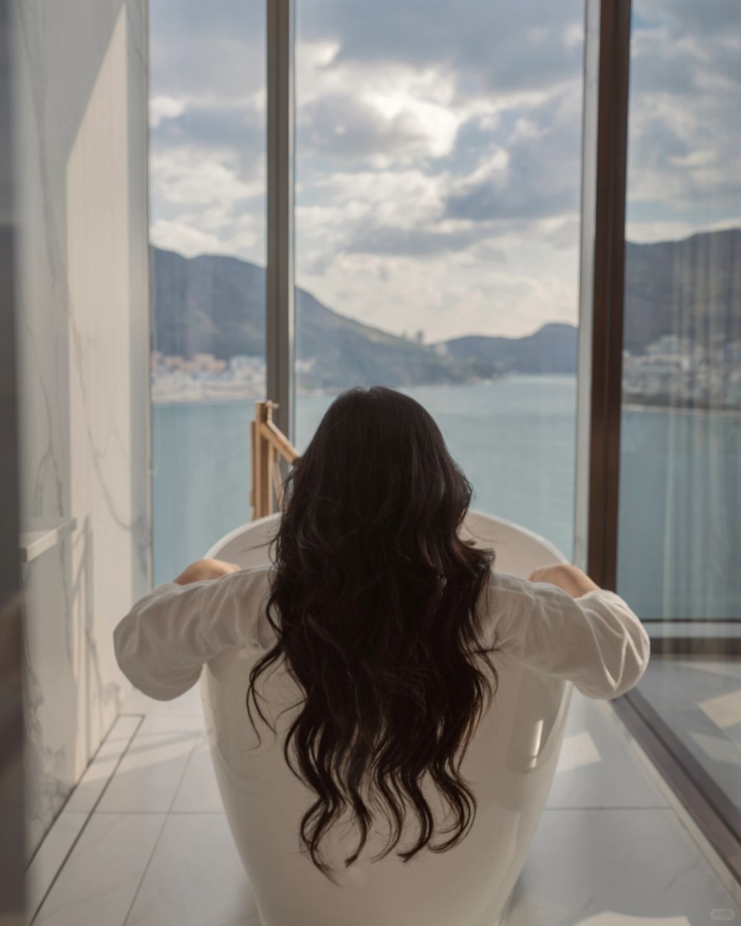 Busan/Jeju-Wyndham Grand Hotel Busan, the room and bathroom windows all look out to the sea
