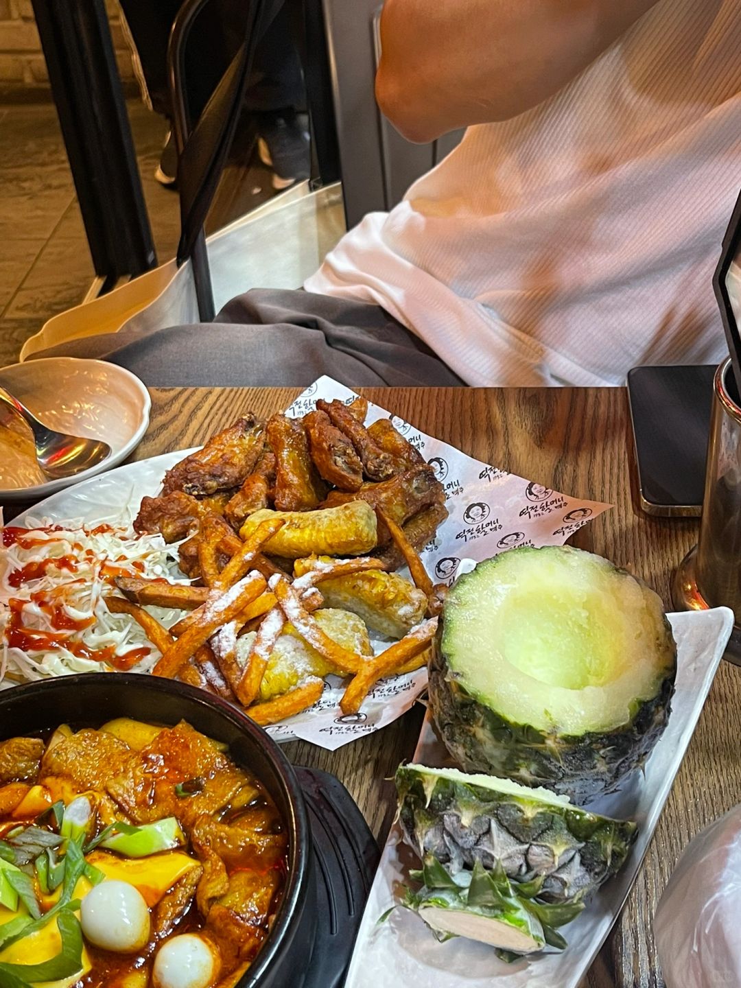 Seoul-Itaewon is not the only place for drinking and partying in Seoul. There is also the Vita Bar (비타), Hip-hop club-style bar