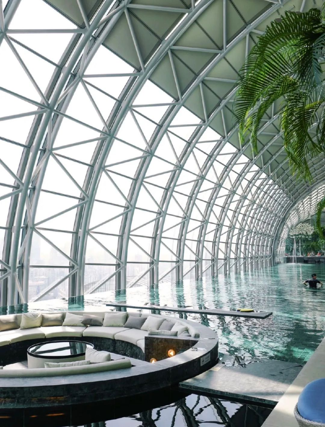 Chengdu/Chongqing-Chongqing Raffles Building is a comprehensive building that integrates shopping, sightseeing, and entertainment!