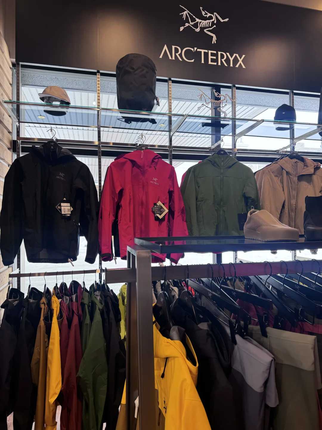 Sapporo/Hokkaido-石井スポーツ Arc'teryx store in Hokkaido, Beta Alpha is very complete! Most of the popular colors are available!