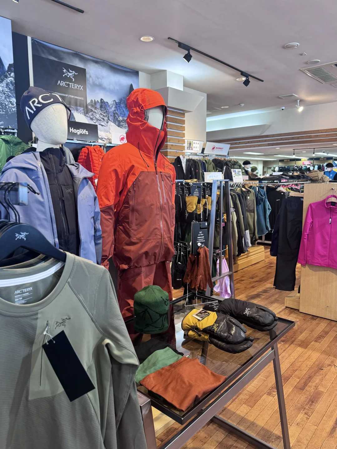 Sapporo/Hokkaido-石井スポーツ Arc'teryx store in Hokkaido, Beta Alpha is very complete! Most of the popular colors are available!