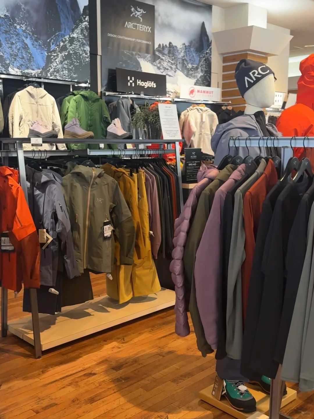 Sapporo/Hokkaido-石井スポーツ Arc'teryx store in Hokkaido, Beta Alpha is very complete! Most of the popular colors are available!
