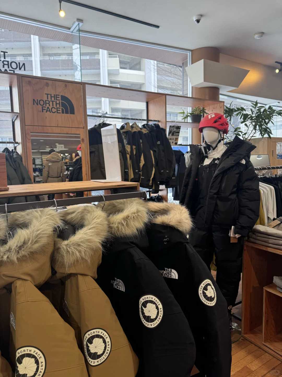 Sapporo/Hokkaido-石井スポーツ Arc'teryx store in Hokkaido, Beta Alpha is very complete! Most of the popular colors are available!