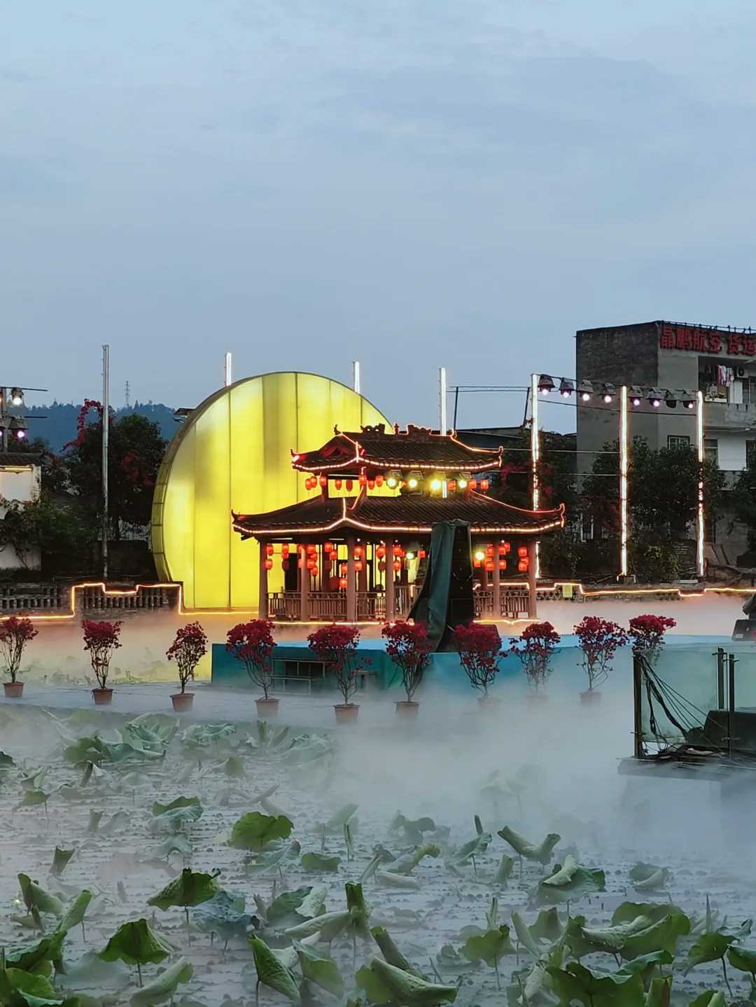 Chengdu/Chongqing-Chongqing Xianlongjing Hotpot Park (Nanshan Main Store), there are wonderful live performances in the evening