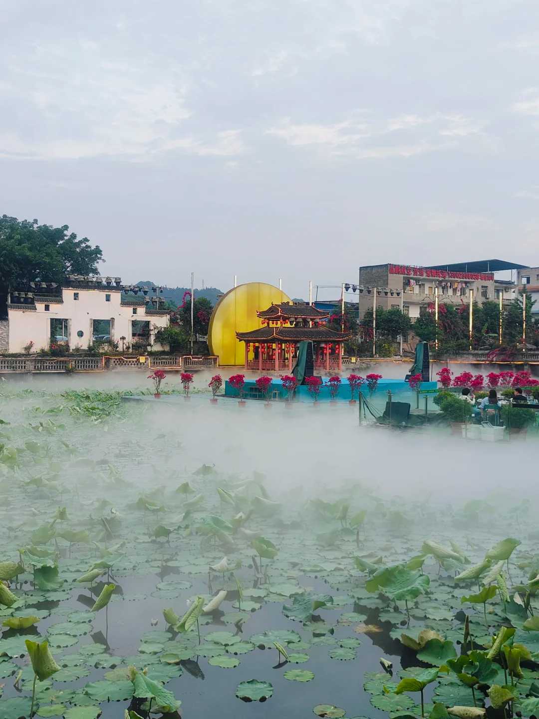 Chengdu/Chongqing-Chongqing Xianlongjing Hotpot Park (Nanshan Main Store), there are wonderful live performances in the evening