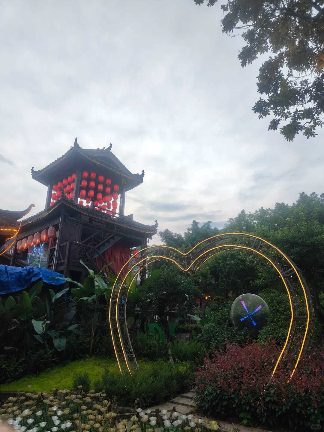 Chengdu/Chongqing-Chongqing Xianlongjing Hotpot Park (Nanshan Main Store), there are wonderful live performances in the evening