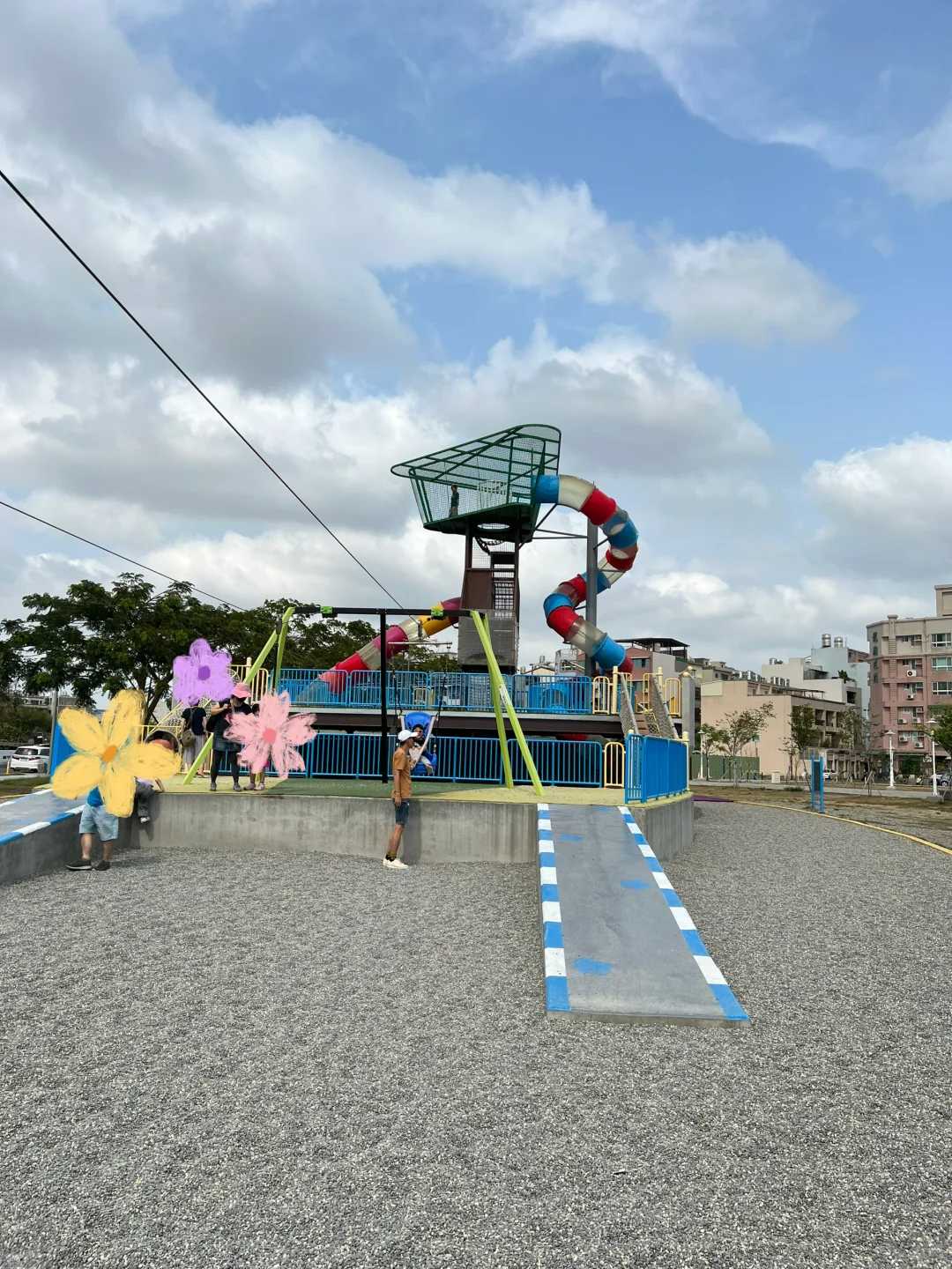 Taiwan-Tainan Healthy Oasis Park has interesting amusement facilities, including three slides, which are fun and exciting.