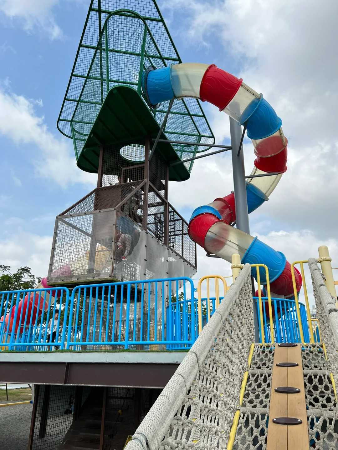 Taiwan-Tainan Healthy Oasis Park has interesting amusement facilities, including three slides, which are fun and exciting.