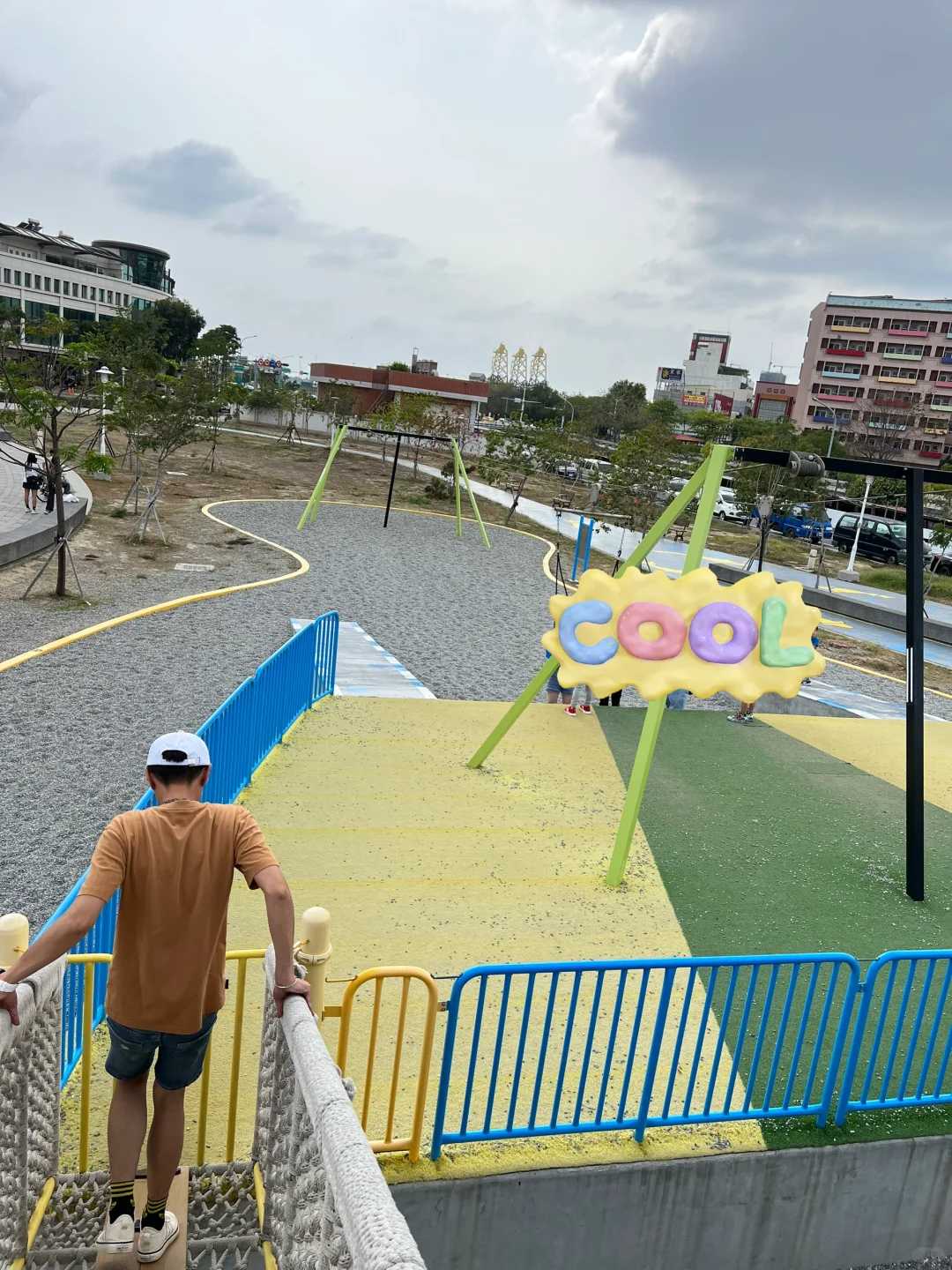 Taiwan-Tainan Healthy Oasis Park has interesting amusement facilities, including three slides, which are fun and exciting.